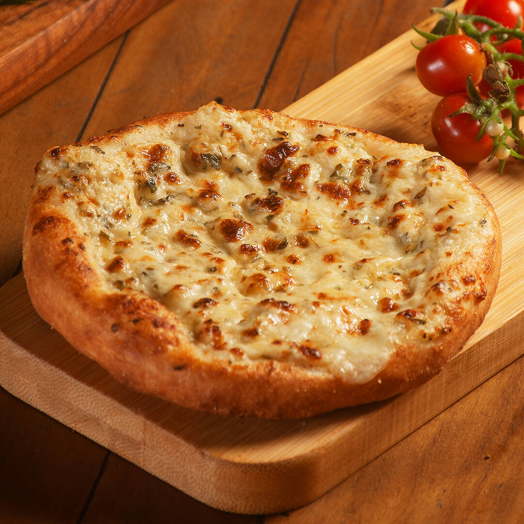 Esfirra de pão de alho com queijo