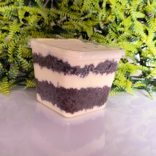 Bolo fofinho sabor chocolate com um saboroso recheio de leite Ninho. Pote de 250ml.