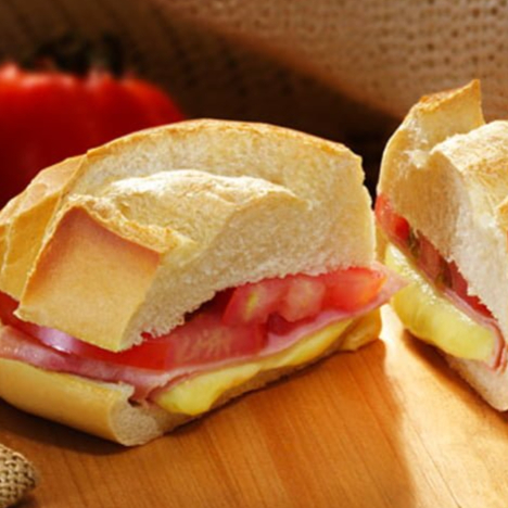 Pão Francês, presunto, queijo, tomate e orégano