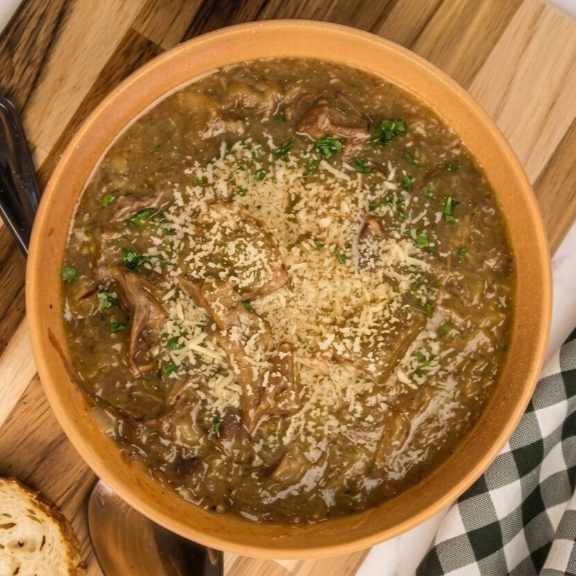 Caldo cremoso e bem temperado, feito com mandioca, costela bovina desfiada, salsa e cebolinha, e um pouco de queijo parmesão ralado por cima. 500ml, acompanha mini torradas.