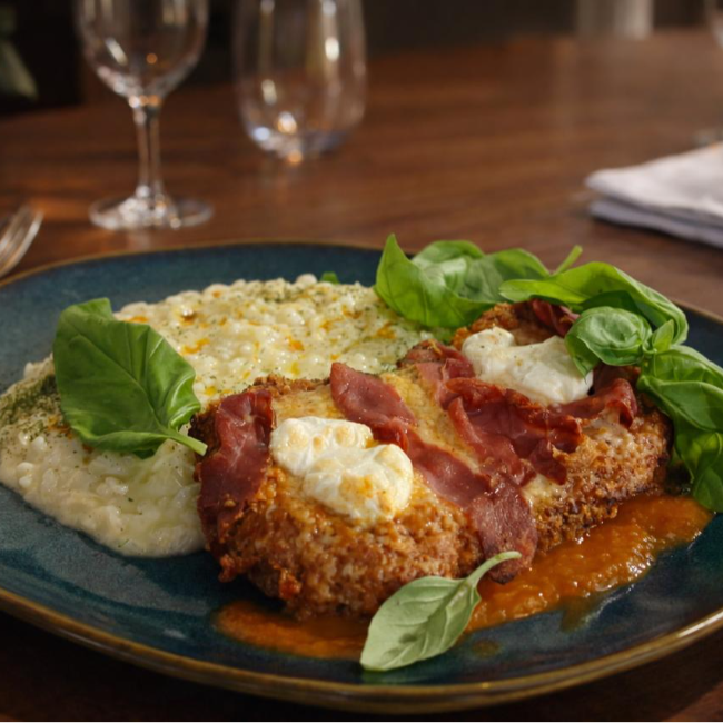 Parmegiana de Filé, molho pomodoro, pepperoni, finalizado no forno com mussarela de búfala e grana padano. Acompanhado com risoto de grana padano.