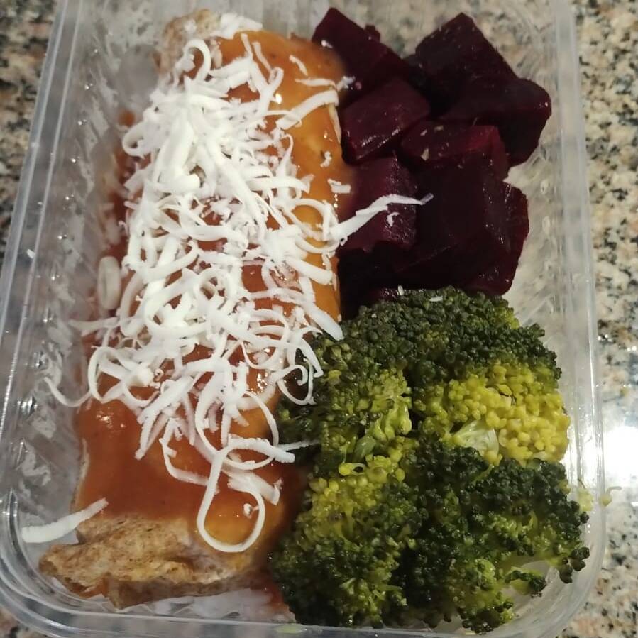 arroz branco á grega com panqueca integral de frango e legumes , beterraba e brocolis