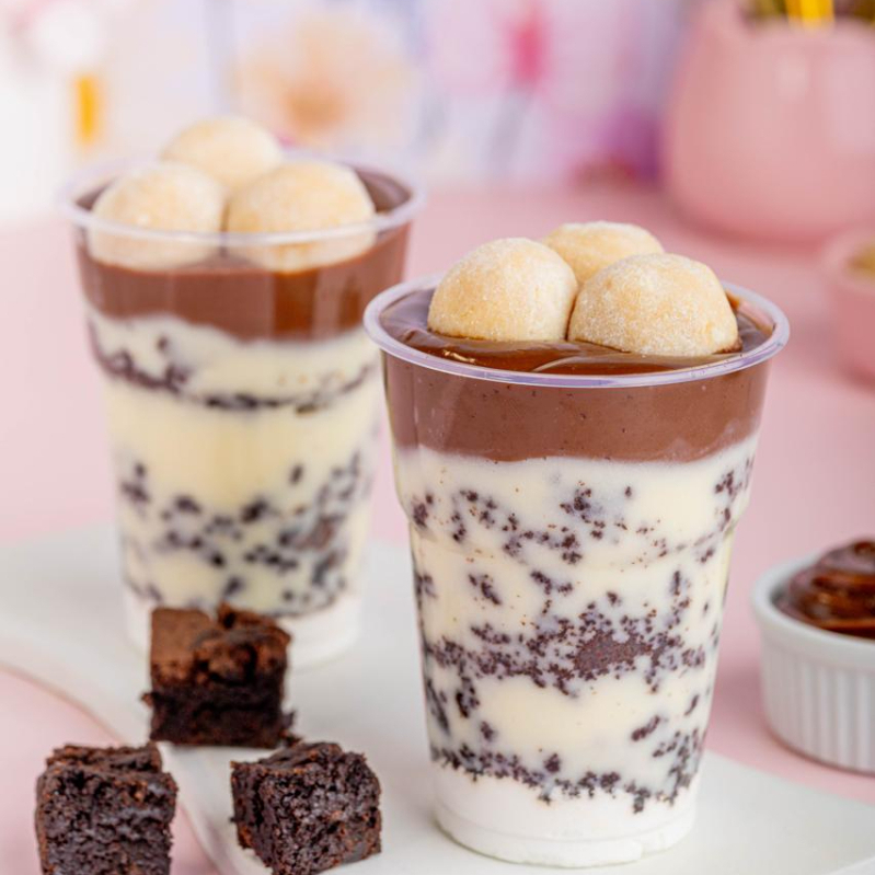 camadas de brownie intercalado com creme de ninho copo 200 ml