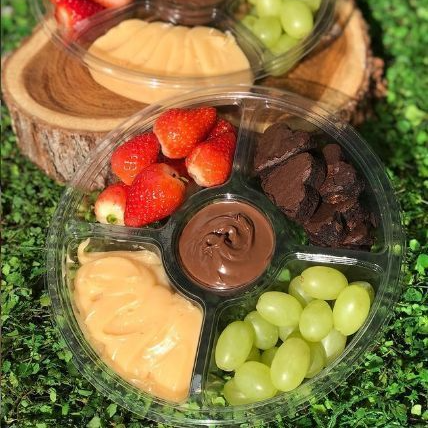 Brownie macio com morangos, uvas, recheio cremoso de 4 leites e chocolate ao leite 50% cacau.