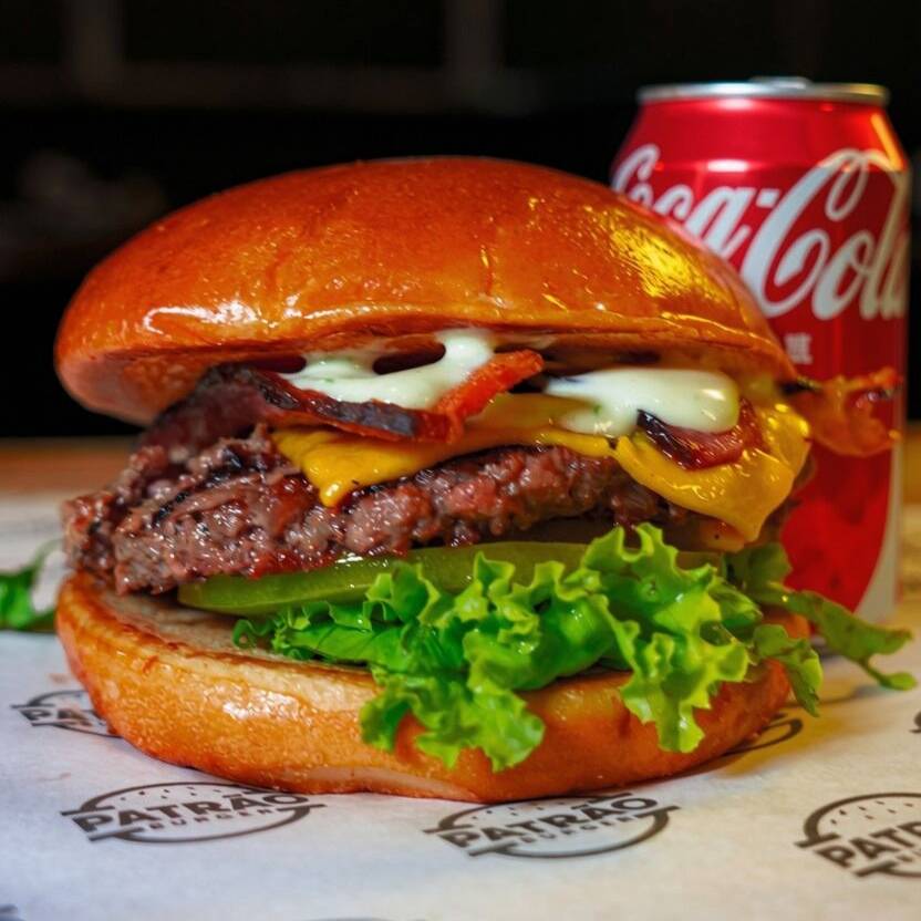 1 Cheff Bacon Recheado com Hambúrguer 100g, cheddar cremoso, bacon crocante, salada fresca, molho da casa no pão brioche + Refrigerante Lata 350ml.