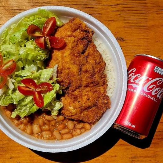 Combo com 01 Marmita com delicioso filé de frango empanado super crocante acompanhado de arroz branquinho soltinho, feijão com caldo e salada (alface, tomate e azeitona) enviada separadamente + 01 Coca-Cola Lata 350 ml Marmita P (500 ml), aprox. 400 gramas, indicada para 1 pessoa