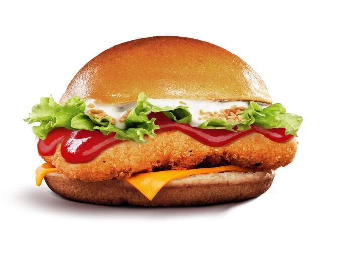 Pão macio, frango crocante, maionese Fnp exclusiva, alho crocante, molho de tomate especial, queijo derretido e alface fresquinha. Uma combinação perfeita de crocância e cremosidade!