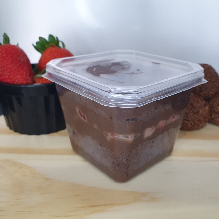 Massa de chocolate, brigadeiro cremoso de chocolate e morangos frescos picados.