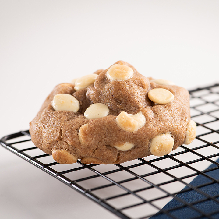 Massa com canela, gotas de chocolate nobre branco, recheio de doce de leite.