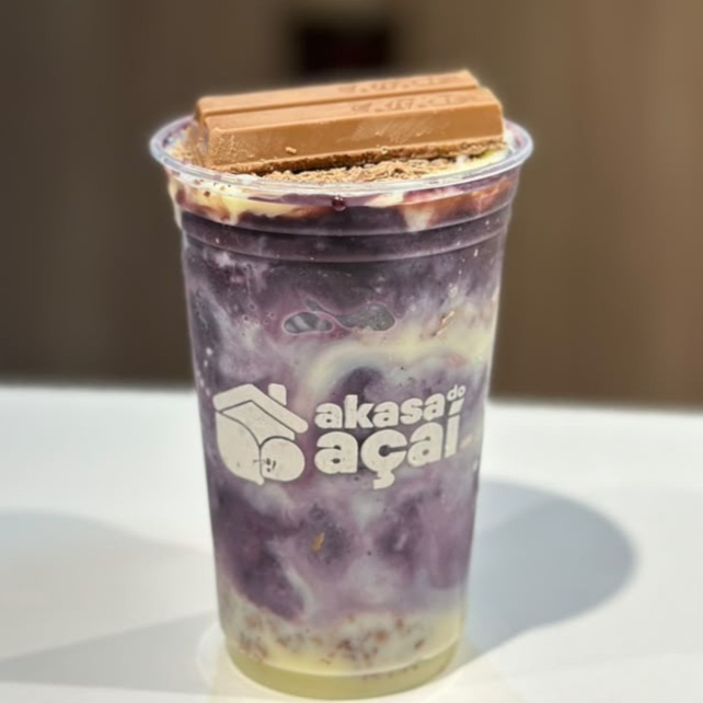 Açaí tradicional super cremoso no copo de 300 ml acompanhado de leite condensado, raspas de chocolate e pedaços de Kit Kat que trazem a crocância perfeita. Uma combinação deliciosa para quem ama chocolate e um açaí bem caprichado!