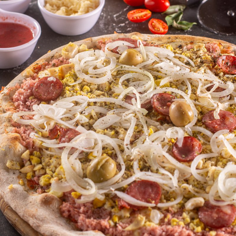 Molho de Tomate, Cebola, Presunto, Mussarela, Ovos, Calabresa, Azeitona, Orégano