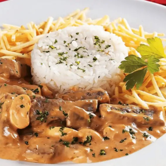 Cubos suculentos de carne bovina cozidos em molho cremoso de creme de leite e ketchup, com um toque de mostarda e temperos especiais, servidos com arroz soltinho e batata palha crocante.