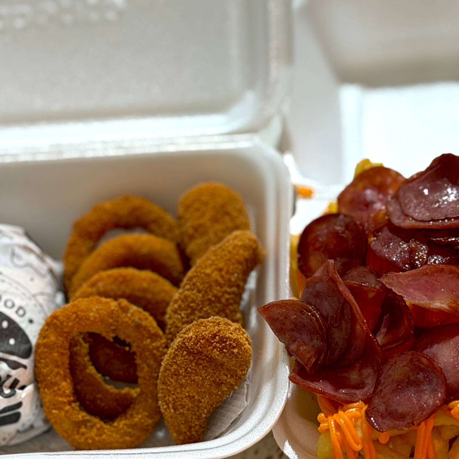 1 x tudo, 3 nuggtes, 4 anéis de cebola, 1 batata P, com cheddar e calabresa, 1 convenção 350 ml
