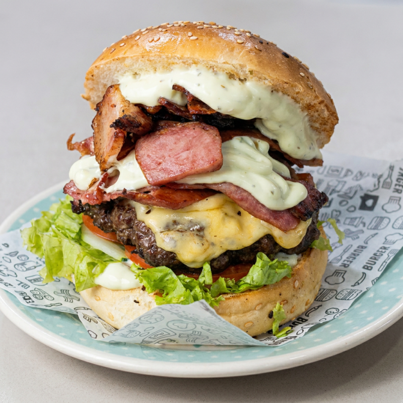 Pão de leite, carne 120g, queijo prato, bacon, calabresa, molho moda da casa e salada