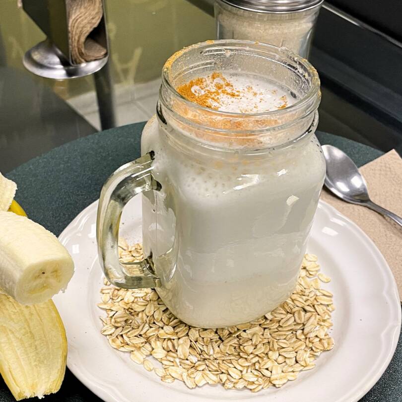 Licuado de platano con leche y avena