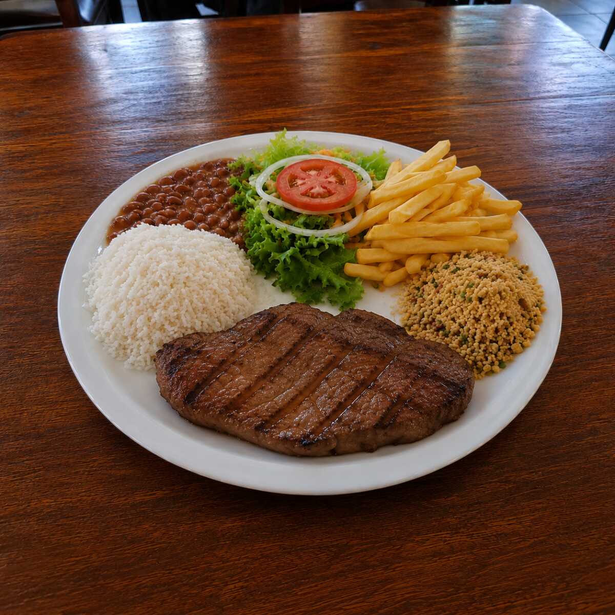 Acompanha: arroz, feijão, salada, batata frita e farofa.