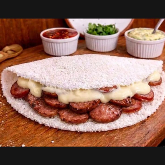 Massa de Tapioca recheada com linguiça calabresa fatiada e requeijão