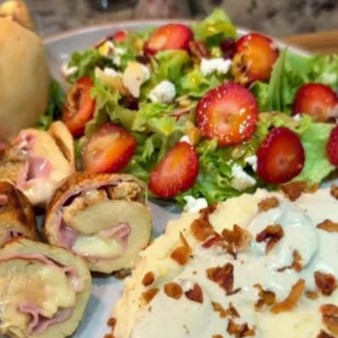 Pechuga rellena de jamon con queso acompañada de s