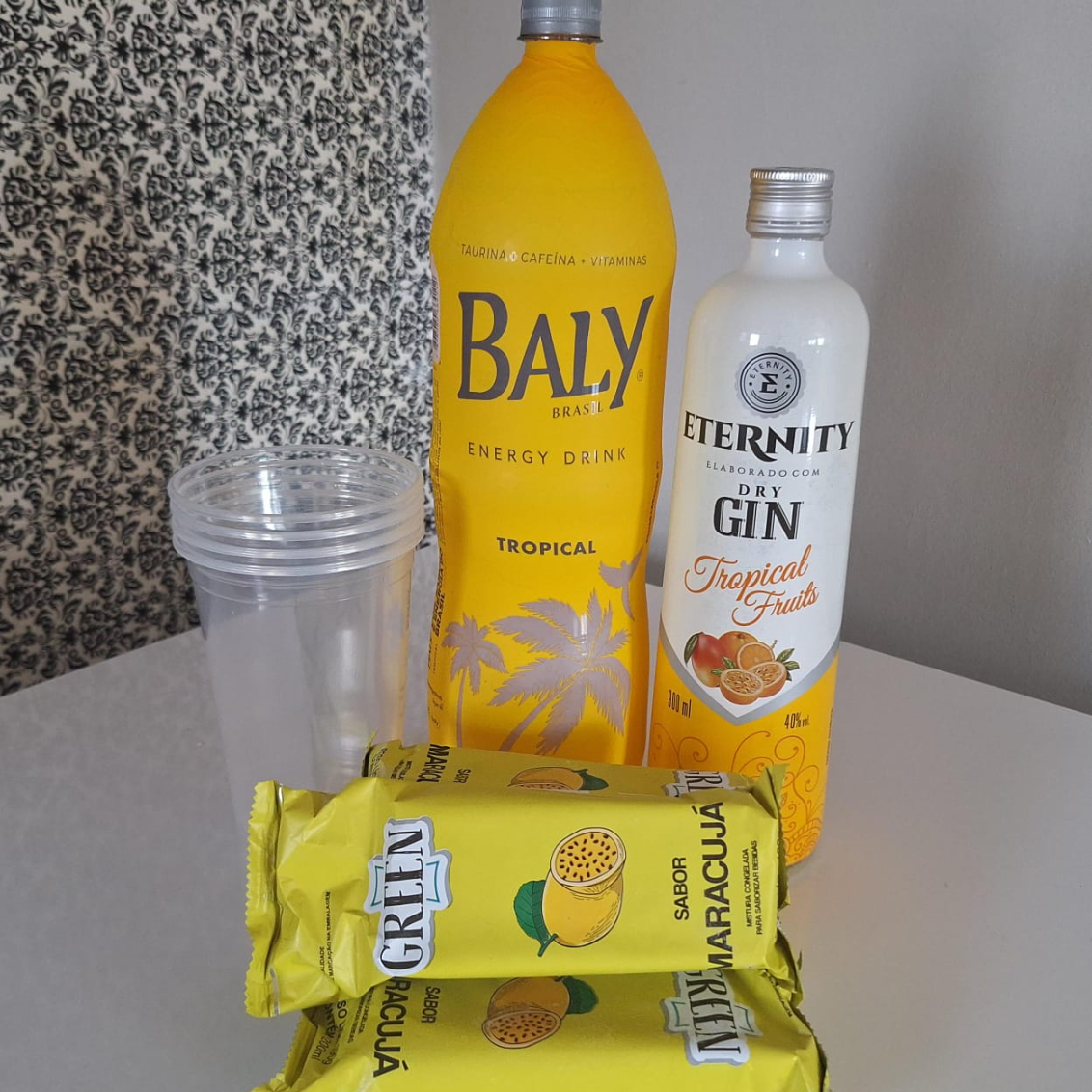 1 Garrafa de Gin Eternity Tropical 1 Energético Tropical Baly 2lts 4 Gelo de Sabor Maracuja 4 copos