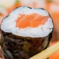 Alga, arroz e salmão.