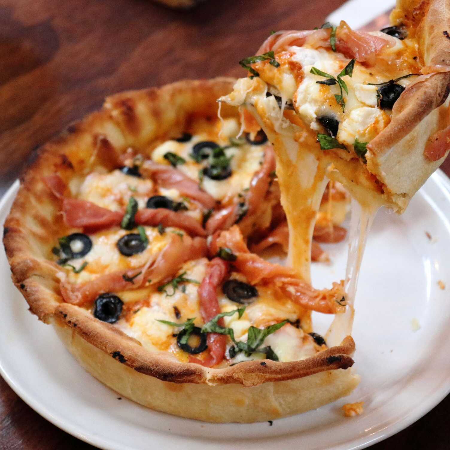 Pizza estilo chicago de jamon serrano