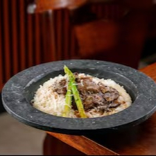 Arroz arbório, grana padano com filé mignon, molho roti, mix cogumelos e aspargos.
