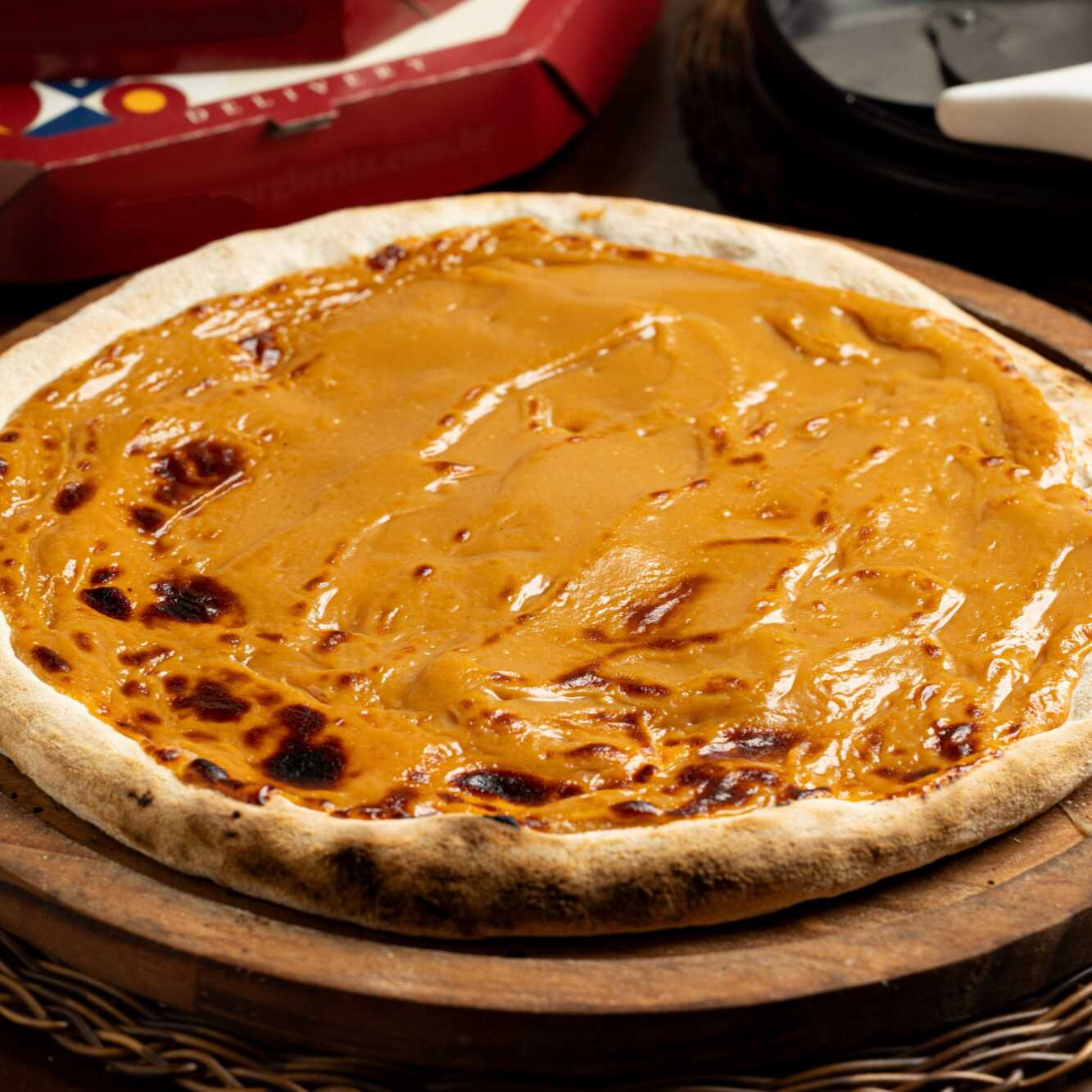 Versão doce da pizza com 25cm e 4 fatias, ideal para finalizar a refeição com algo especial. Coberta com doce de leite mineiro sobre massa artesanal cuidadosamente assada.
Peça agora e adicione um sabor doce ao seu pedido com qualidade garantida.