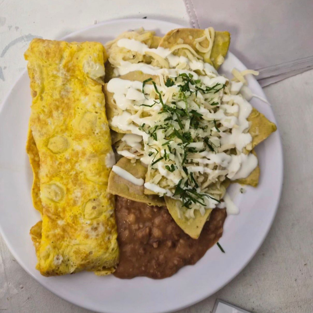 Omelette al gusto con guisado y frijoles