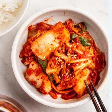 O acompanhamento mais tradicional da Coreia! Acelga fermentada e temperada com uma combinação de pimenta, alho, gengibre e outros ingredientes que resultam em um sabor marcante, levemente picante e cheio de personalidade. Perfeito para acompanhar qualquer refeição e conhecer um dos sabores mais autênticos da culinária coreana.