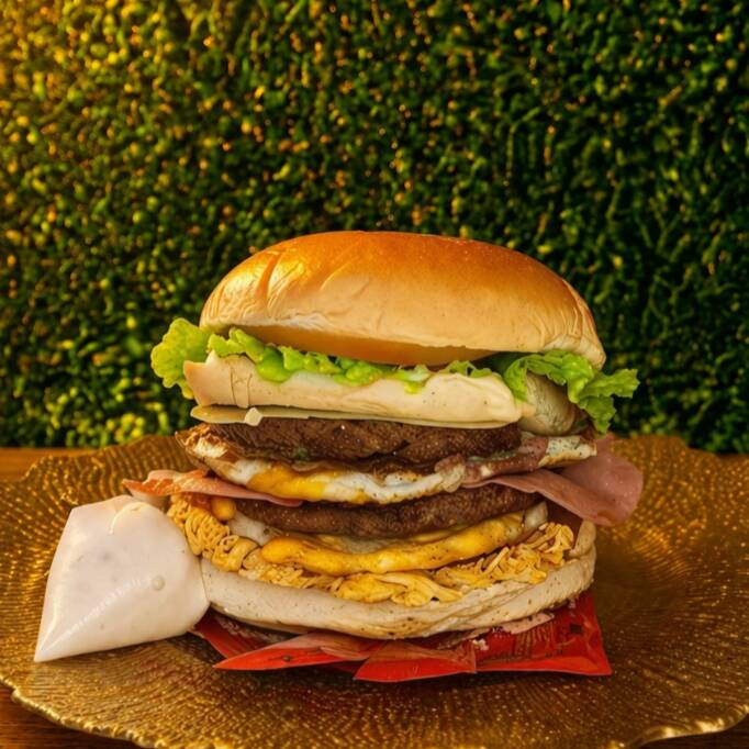 2 Carnes, Bacon, Mussarela, Presunto, Frango, 2 Ovos, Tomate, Alface, Milho, Batata Palha e Maionese Caseira