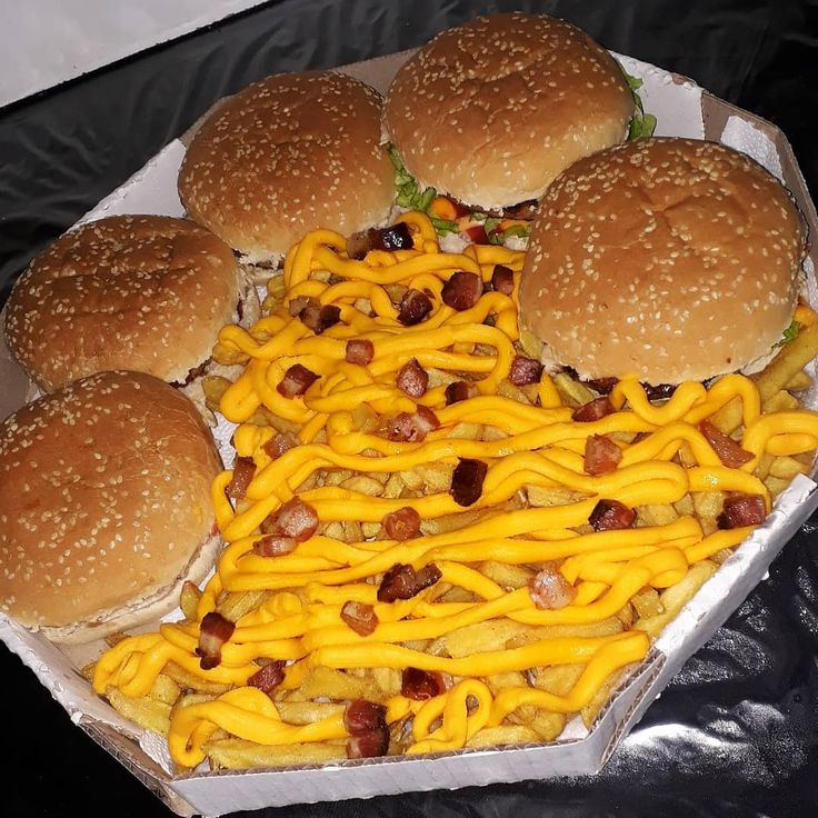 5 X-Tudo com Pão de Gergelim, Carne, Queijo Mussarela, Presunto, Bacon, Ovo, Batata palha e Cheddar Cremoso + Sachês de molho (Ketchup, Molho verde e Cheddar)