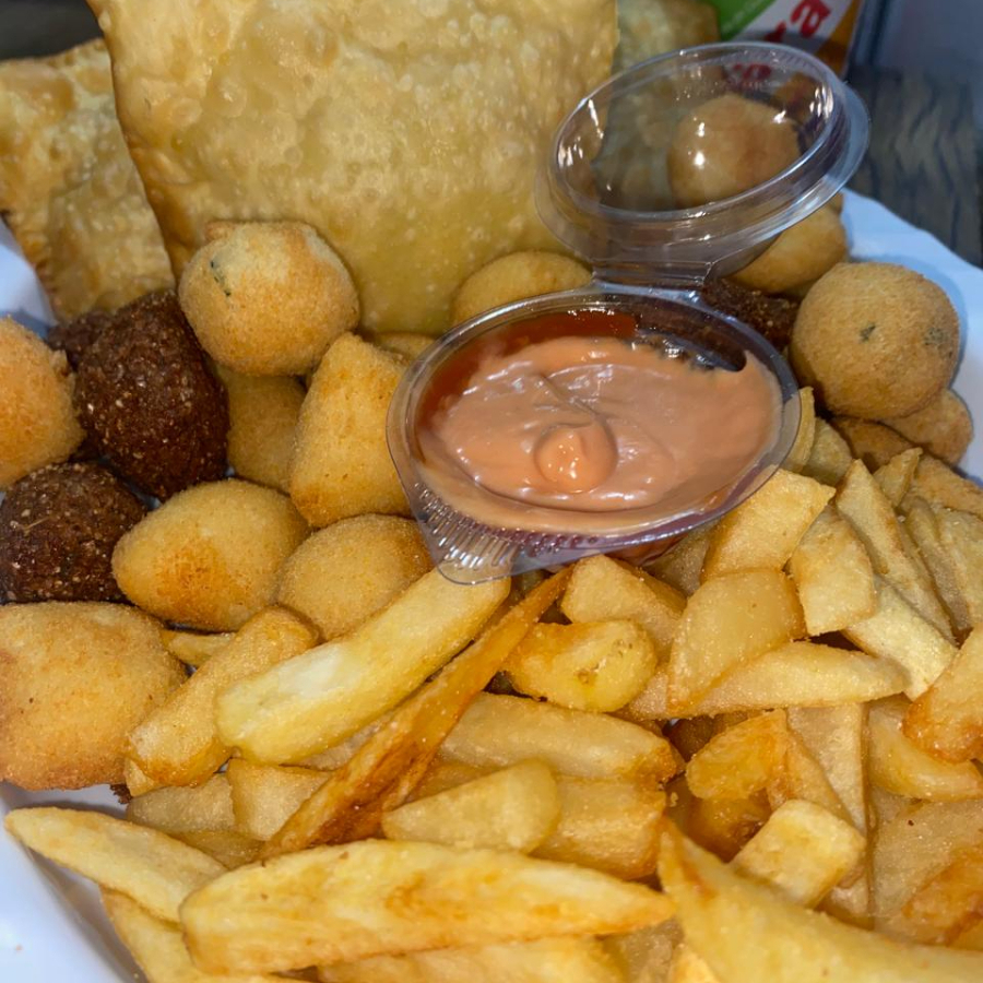 Combo bragança, 4 pastéis de 11cm+ 25 salgadinhos sortidos+ batata pequena+ 2 guaravita