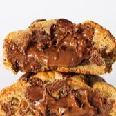 Cookie feito com nossa clássica massa estilo New York, carregado com avelãs e nozes, e recheado com bastante Nutella cremosa. Crocante por fora, macio por dentro e irresistível em cada mordida. 🍪✨