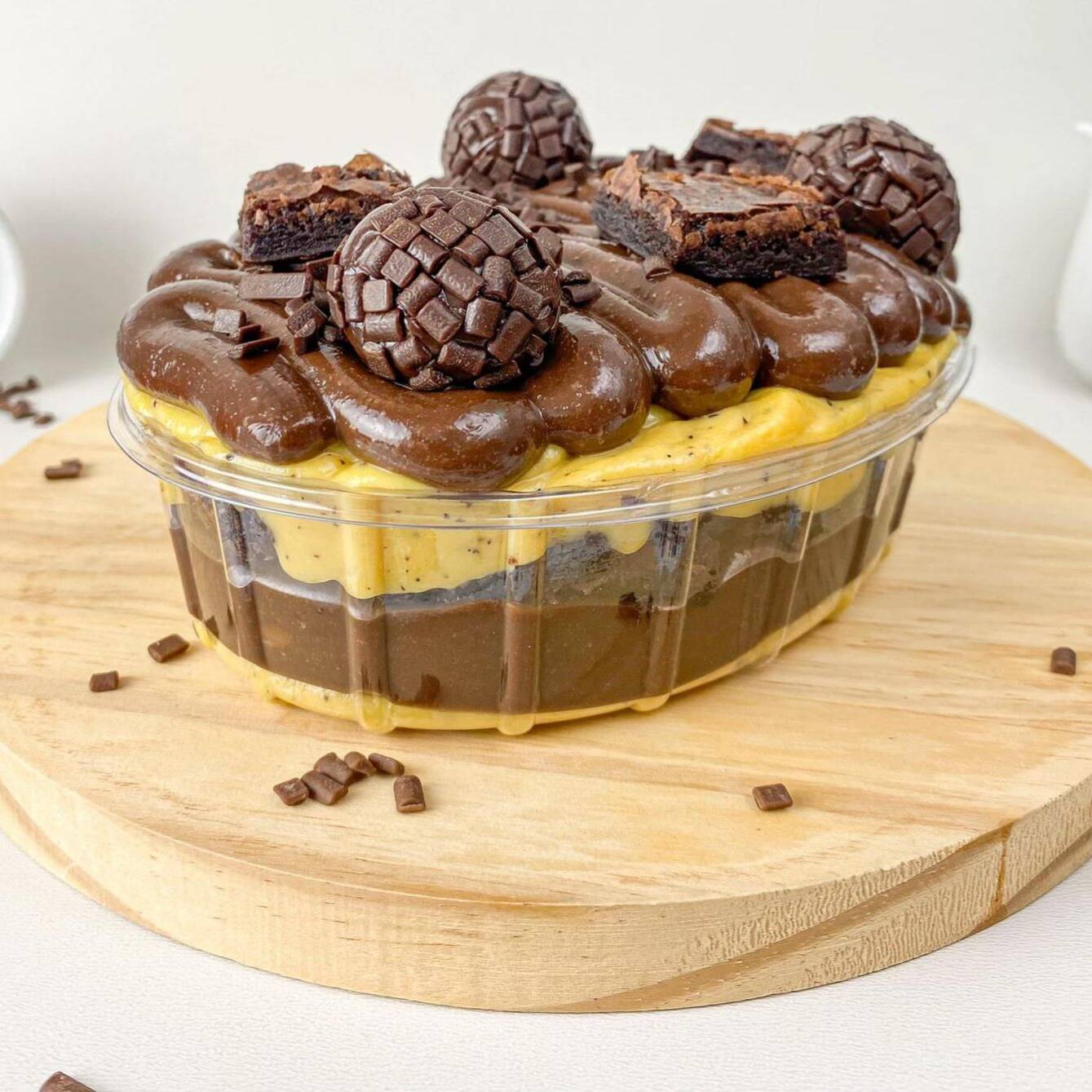 O azedinho perfeito do nosso creme de maracujá combinado ao recheio cremoso de chocolate 50% e pedacinhos de brownie super molhadinhos. Finalizado com uma generosa camada de creme de chocolate, brigadeiros e mais brownie para uma sobremesa simplesmente irresistível.
Observação: O peso pode variar de acordo com a densidade dos recheios.