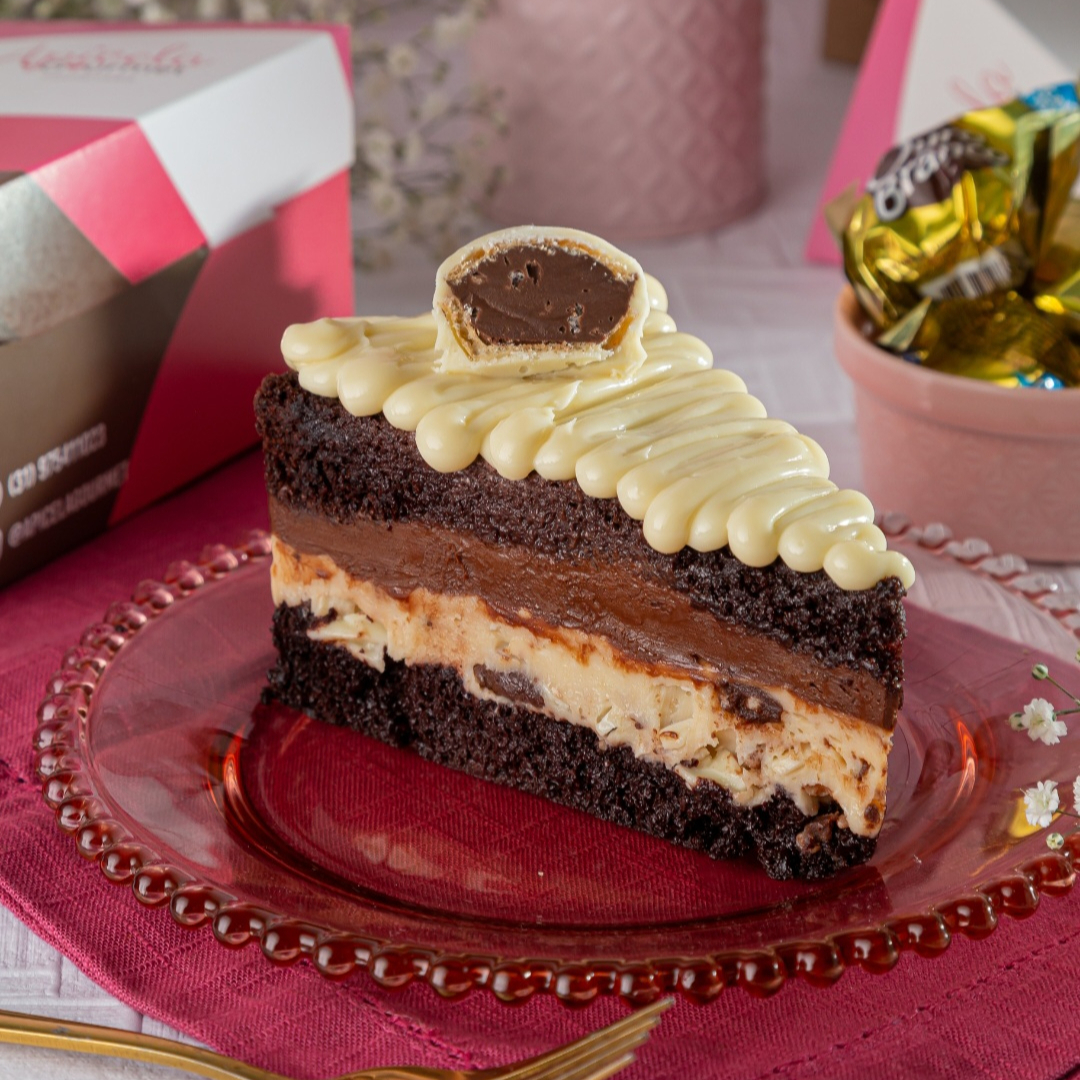Massa de bolo de chocolate, trufa de chocolate , nosso creme branquinho com pedaços de bombom Ouro Branco.