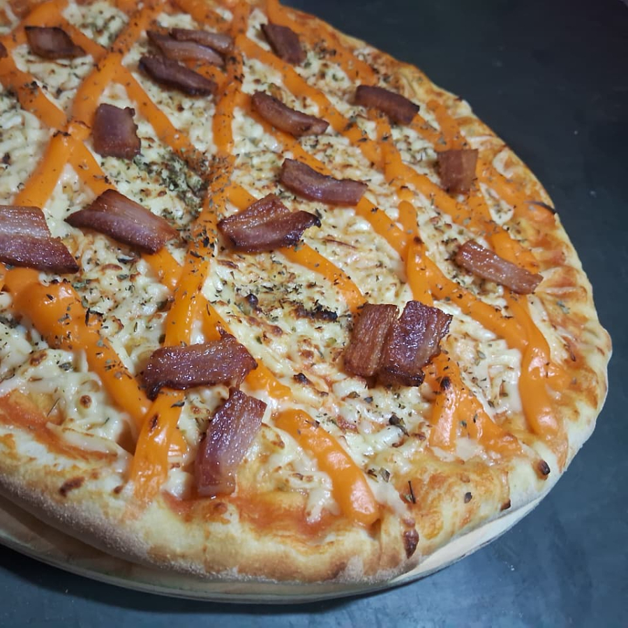 pizza de massa profissional , molho caseiro de tomates, mussarela , lascas de bacon ,creme tipo cheddar azeitonas e oregano
