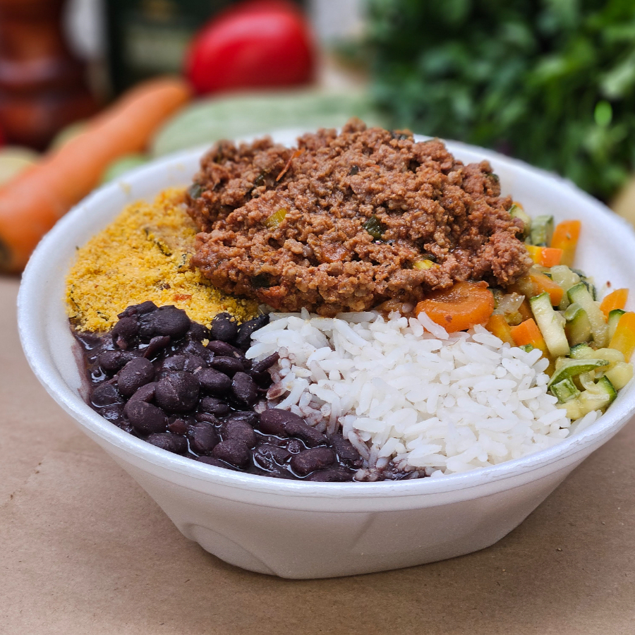 Nossa marmita média traz o melhor da culinária brasileira, com: - Arroz branquinho, - Feijãozinho temperado, - Legumes da estação** - Farofa campeira crocante - Carne moída refogada com tomates (aproximadamente 80 gramas). ** Os legumes que acompanham nossas marmitas podem variar conforme a estação e a qualidade disponível em cada período do ano.