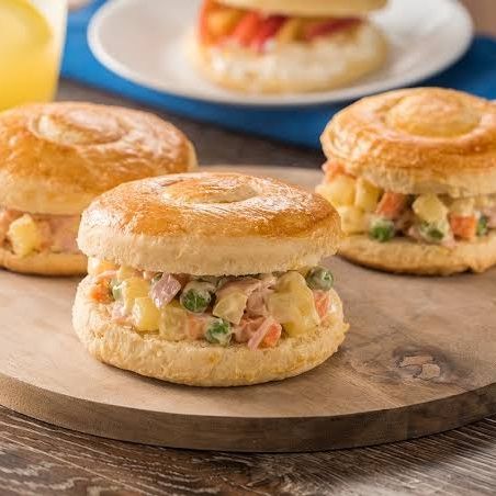 Bísquet con Ensalada de Pollo