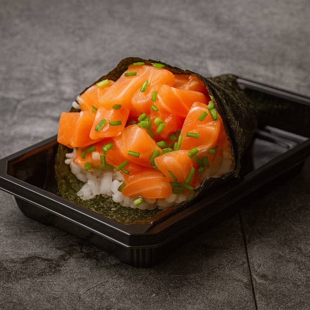 Temaki de salmão em cubos com azeite trufado, raspa de limão, flor de sal.