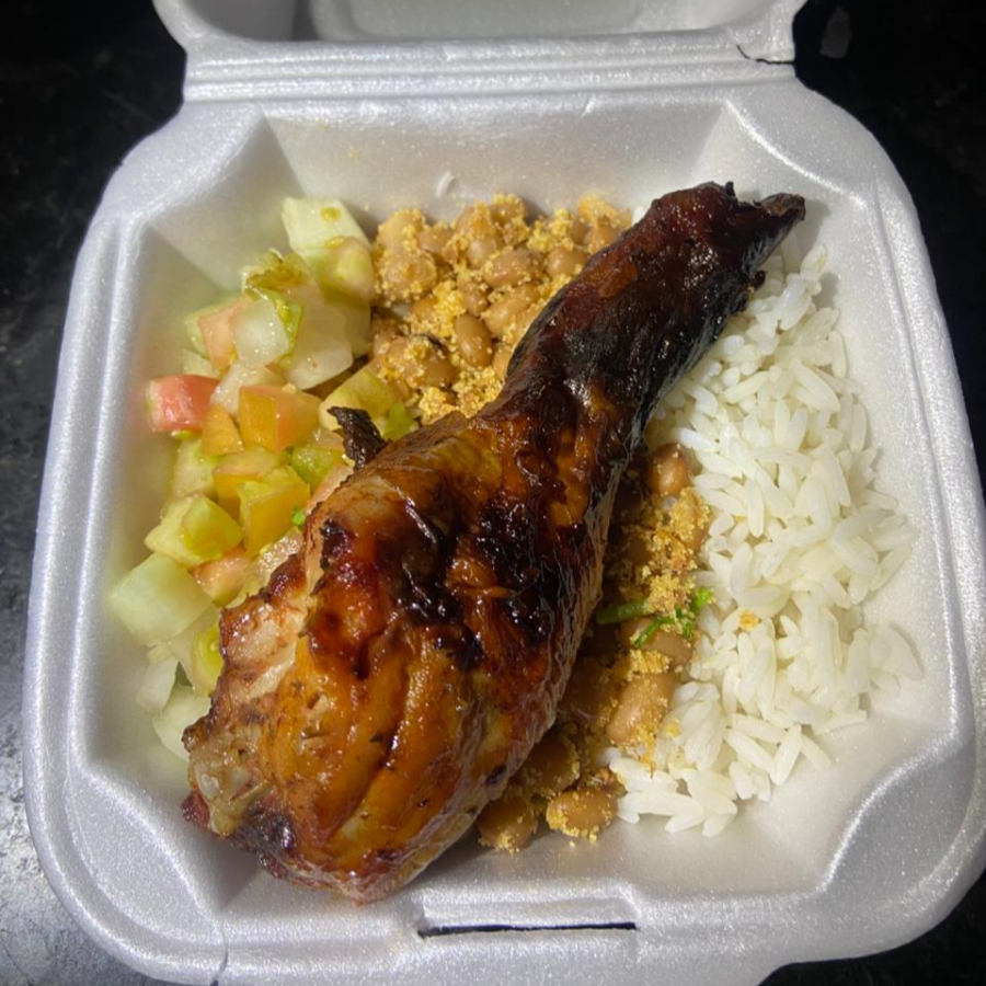 Marmita com coxa de frango suculenta, acompanhada de arroz soltinho, feijão tropeiro bem temperado e vinagrete fresco. Uma combinação completa e cheia de sabor.
-----tags-----
marmita, marmitex, frango, feijão tropeiro, arroz, vinagrete, almoço, comida caseira, refeição completa, promoção, bom e barato, marmita barata, delivery, 99Food.