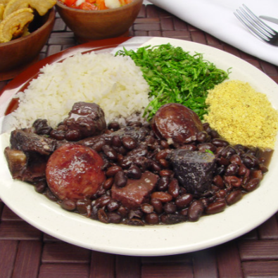 2 Feijoadas - Feijão preto bem temperado, carnes suínas paio, calabresa, costelinha e carne seca, arroz soltinho, couve refogada na manteiga, farofa temperadinha, torresmo.