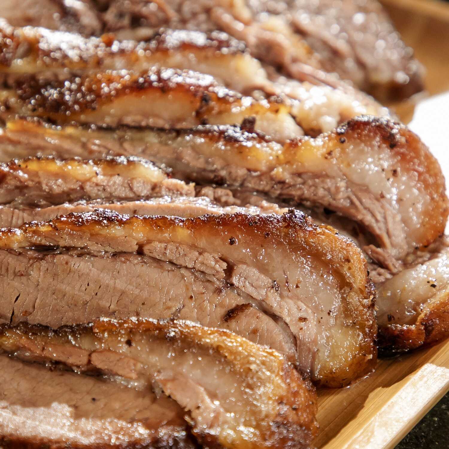 Corte nobre de angus (granito/brisket), defumado e depois assado lentamente na parrilla e finalizado na manteiga. Temperado apenas com sal grosso para realçar o sabor natural. Sem osso, pouca gordura e macio a ponto de desmanchar. Um prato suculento e artesanal para quem aprecia carne de verdade.