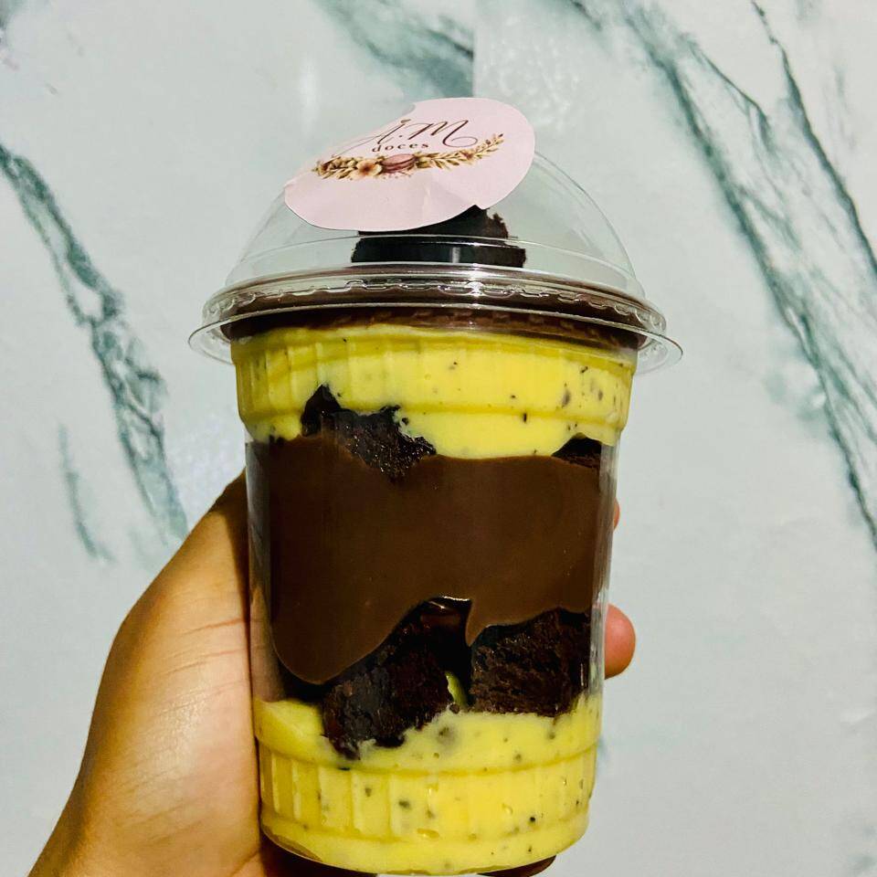 Brownie, brigadeiro cremoso preto e nosso recheio de maracujá maravilhoso