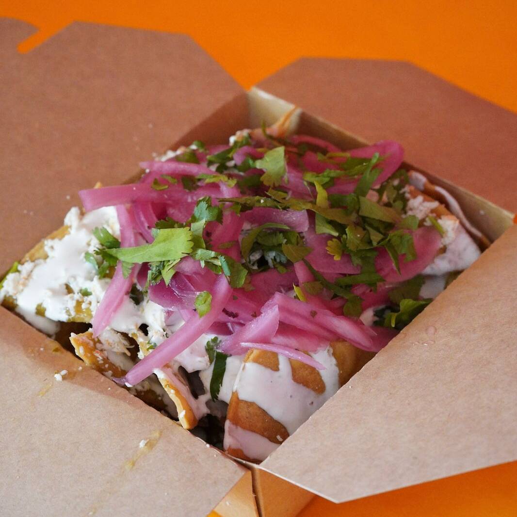 Chilaquiles con Tiras de Pollo + Soda