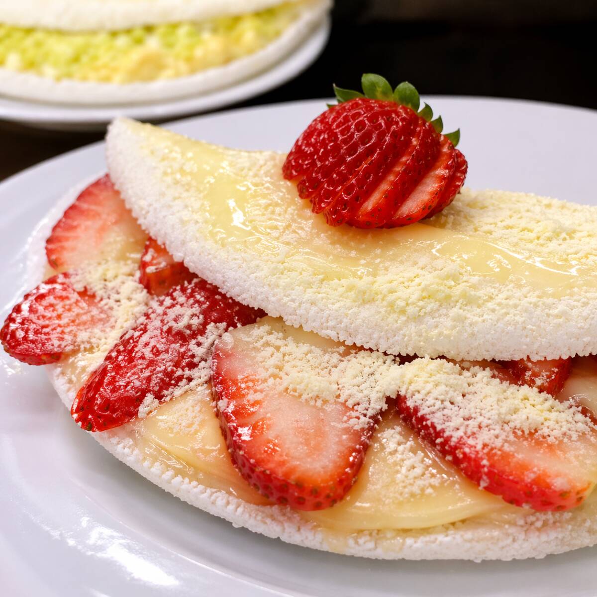 Tapioca Feita Com Massa 100% Artesanal, Recheada Com Creme De Leitinho Cremoso, Morango Ou Uvas Verdes, Finalizada Com Leite Em Pó Ninho. Doce E Irresistível.