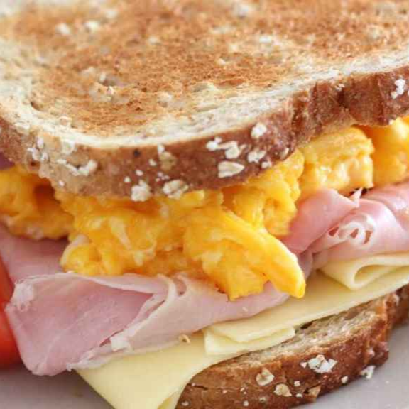 Sandwich de Huevo con Jamon