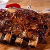 Deliciosa costela bovina suculenta assada na churrasqueira por mais de 5 horas.