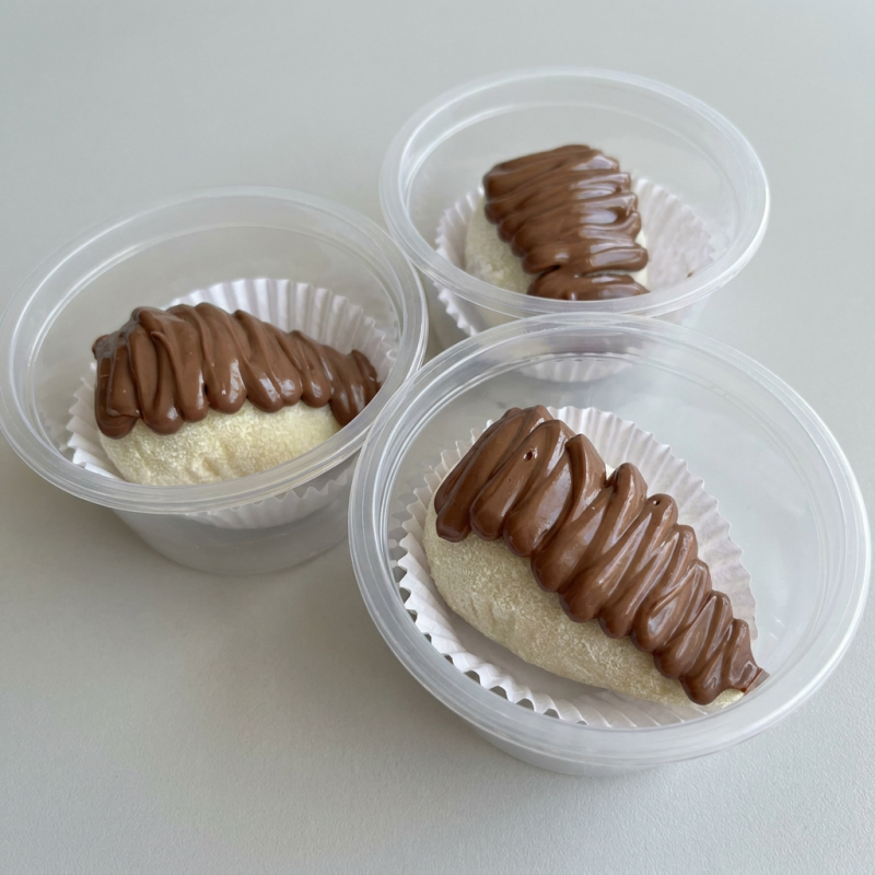 Morango fresquinho envolto em um brigadeiro macio de ninho, passado no leite em pó para dar aquele toque especial, e finalizado com uma generosa camada de Nutella no topo. Doce, cremoso e simplesmente irresistível!
