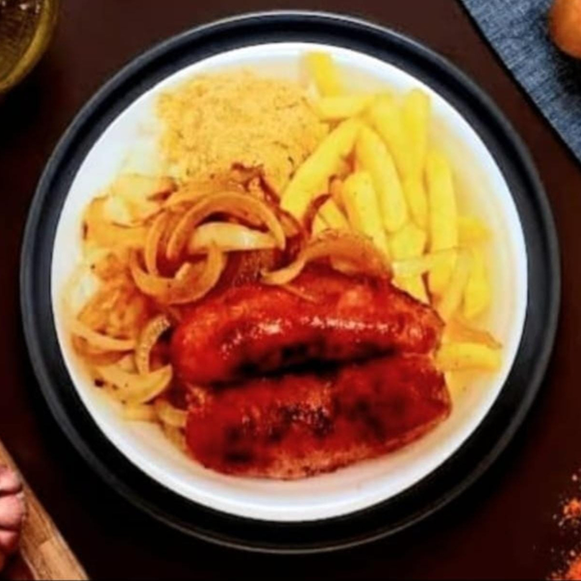 Quentinha de Linguiça de pernil com 2 unidades acompanhada de arroz branco, feijão preto, farofa da casa e fritas crocante. Porção com aproximadamente 750g, ideal para uma refeição completa e cheia de sustança! Perfeita para quem ama aquele gostinho de comida de verdade.