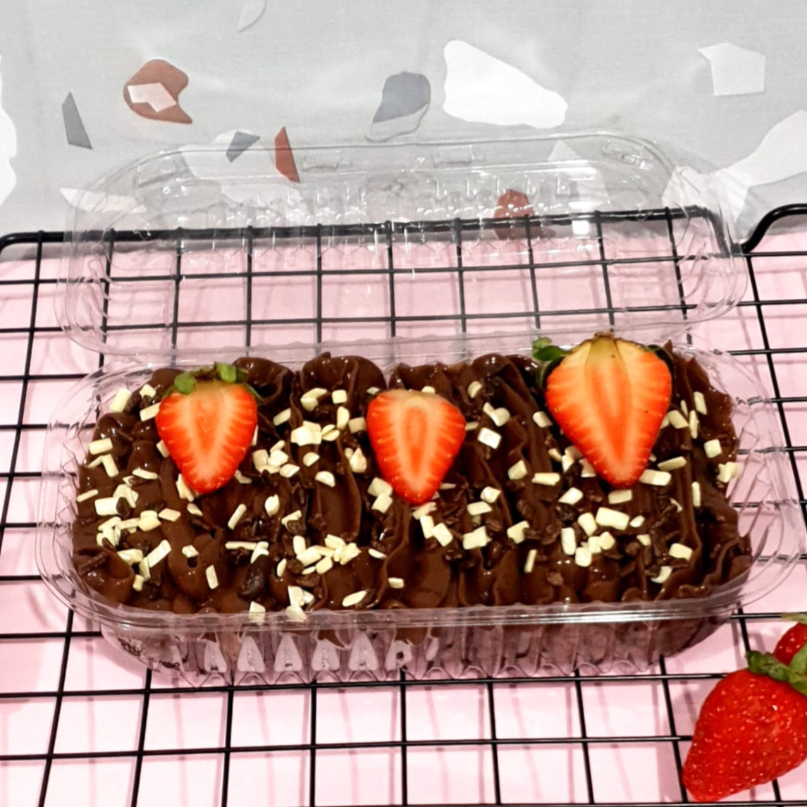 Brownie macio, brigadeiro cremoso tradicional, finalizado com granulado macio e morango fresco. (aprox. 300g)